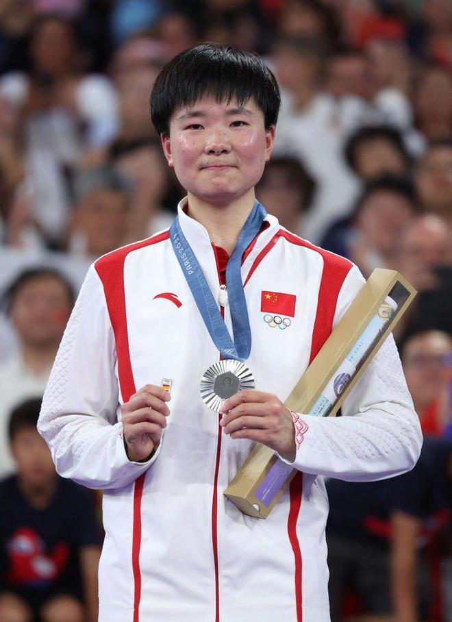 暖心!何冰娇带西班牙徽章领奖 祝福伤退对手-何冰娇暴瘦