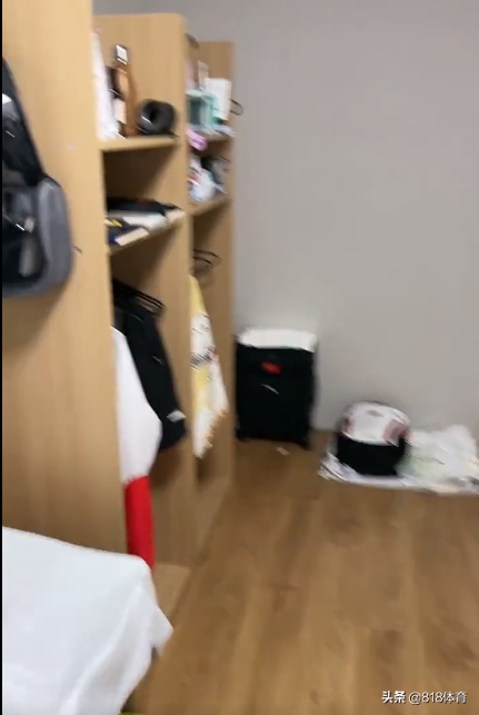 心酸!举重奥运冠军李雯雯住奥运村睡地上,怕睡塌了纸板床还得赔钱-女子举重运动员李雯雯