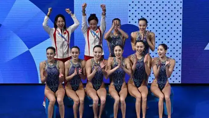 中国奥运花游打破3连亚！81 分领先中国夺首金，队员激动泪洒赛场-奥运中国花游