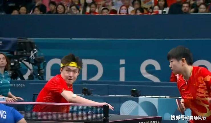 4-2！王楚钦孙颖莎问鼎巴黎，激动拥抱肖战，师徒三人举国旗庆祝-王楚钦夸赞孙颖莎