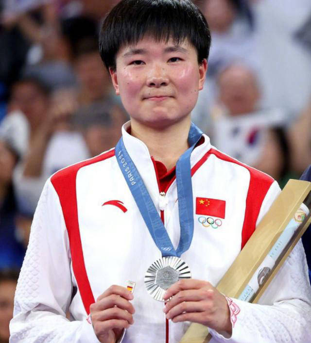格局！何冰娇佩戴西班牙徽章领奖，向重伤对手祈福并祝贺韩国冠军-何冰娇奥运会赛程