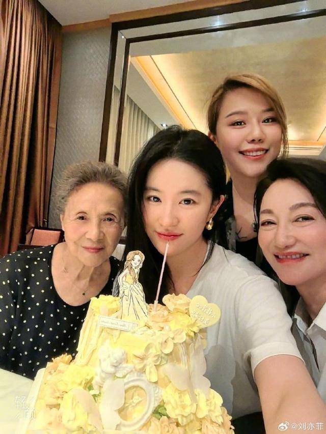 女生间的友谊真香！惠英红送自制香水为刘亦菲庆生-惠英红身价上亿