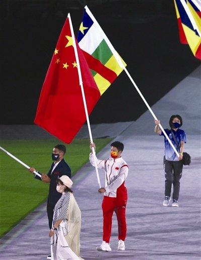 奥运闭幕式旗手预测：郑钦文潘展乐无缘后谁来担当？吴艳妮有机会吗？